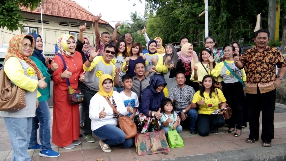 foto Indonesia Smile Community (ISC) Surabaya Bagi-Bagi Takjil Gunakan