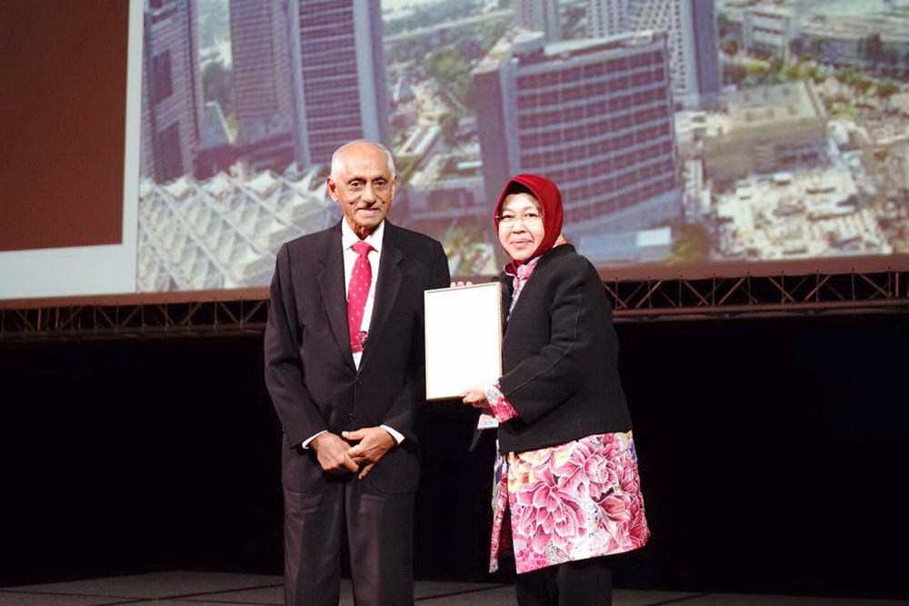 Wali Kota Surabaya Risma saat menerima penghargaan Lee Kuan Yew