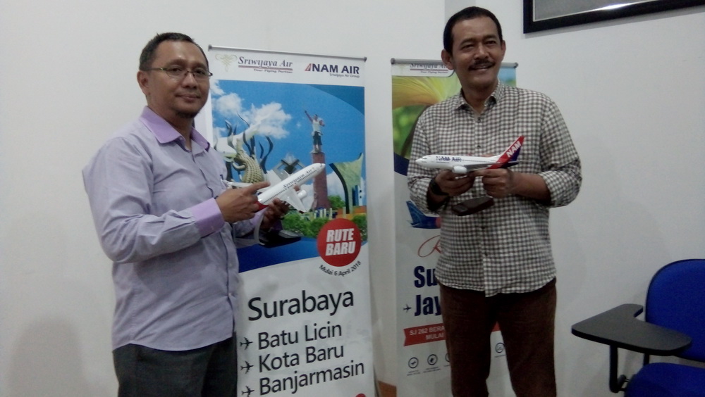 foto - Agus Soedjono Senior Corporate Communications Manager dan Hendrik Ardiansyah Kepala Disrik Manager Sriwijaya Air Surabaya