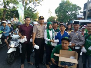 foto bagi bagi takjil di wilayah polrestabes surabaya